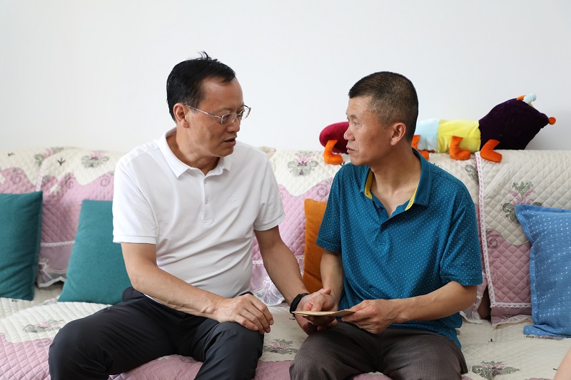 “在黨30余年，感謝你們” ——生態(tài)水泥公司“七一”前夕走訪(fǎng)慰問(wèn)老黨員