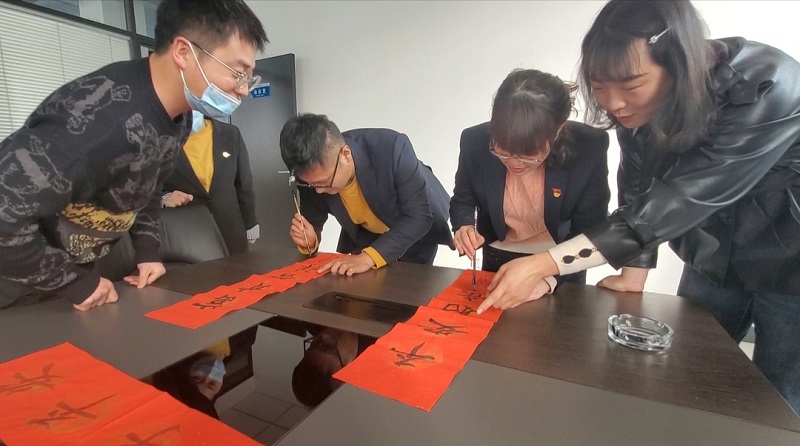 翰墨飄香添年味 迎春送福暖人心—智引公司工會(huì )舉辦“迎新春 寫(xiě)對聯(lián) 送祝?！敝黝}活動(dòng)