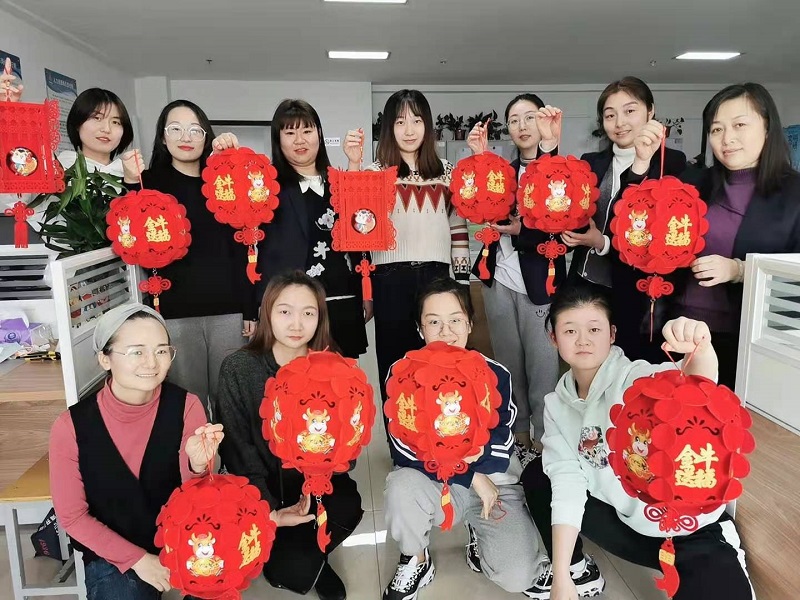 物貿公司：巧手做花燈，傳承民俗情