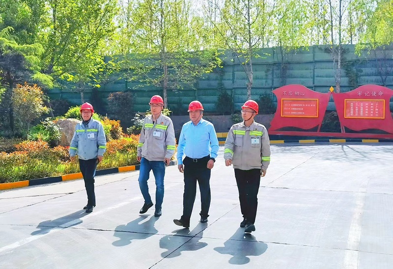 陜西建材科技公司副總經(jīng)理時(shí)啟林督導檢查富平公司“五一”假期應急值班值守、安全環(huán)保工作