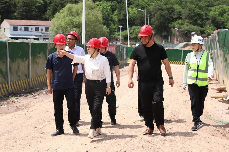 陜西建材科技公司黨委副書(shū)記、工會(huì )主席姜曉芹一行到黃陵新材公司調研指導工作