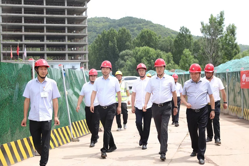明確時(shí)間強執行 緊抓項目重落實(shí)——陜西建材科技公司黨委書(shū)記、董事長(cháng)張超暉到黃陵新材公司調研指導工作