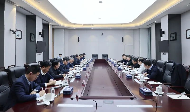 省發(fā)展改革委黨組成員、副主任，省能源局局長(cháng)何鐘一行到陜煤集團調研座談