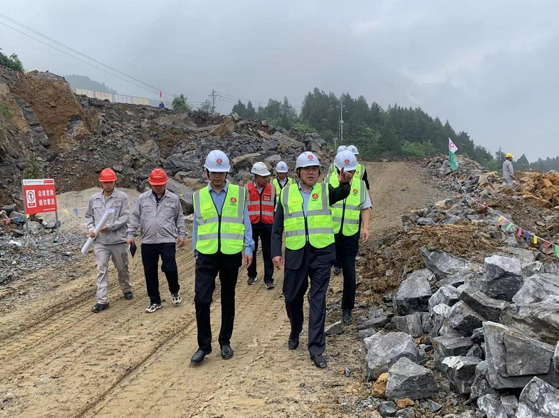 時(shí)啟林深入陜渝建材公司檢查指導工程建設情況