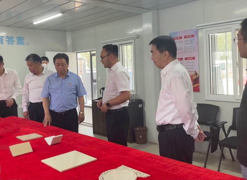 省人大常委會(huì )副主任、渭南市委書(shū)記樊維斌一行到龍門(mén)綠碳公司調研指導